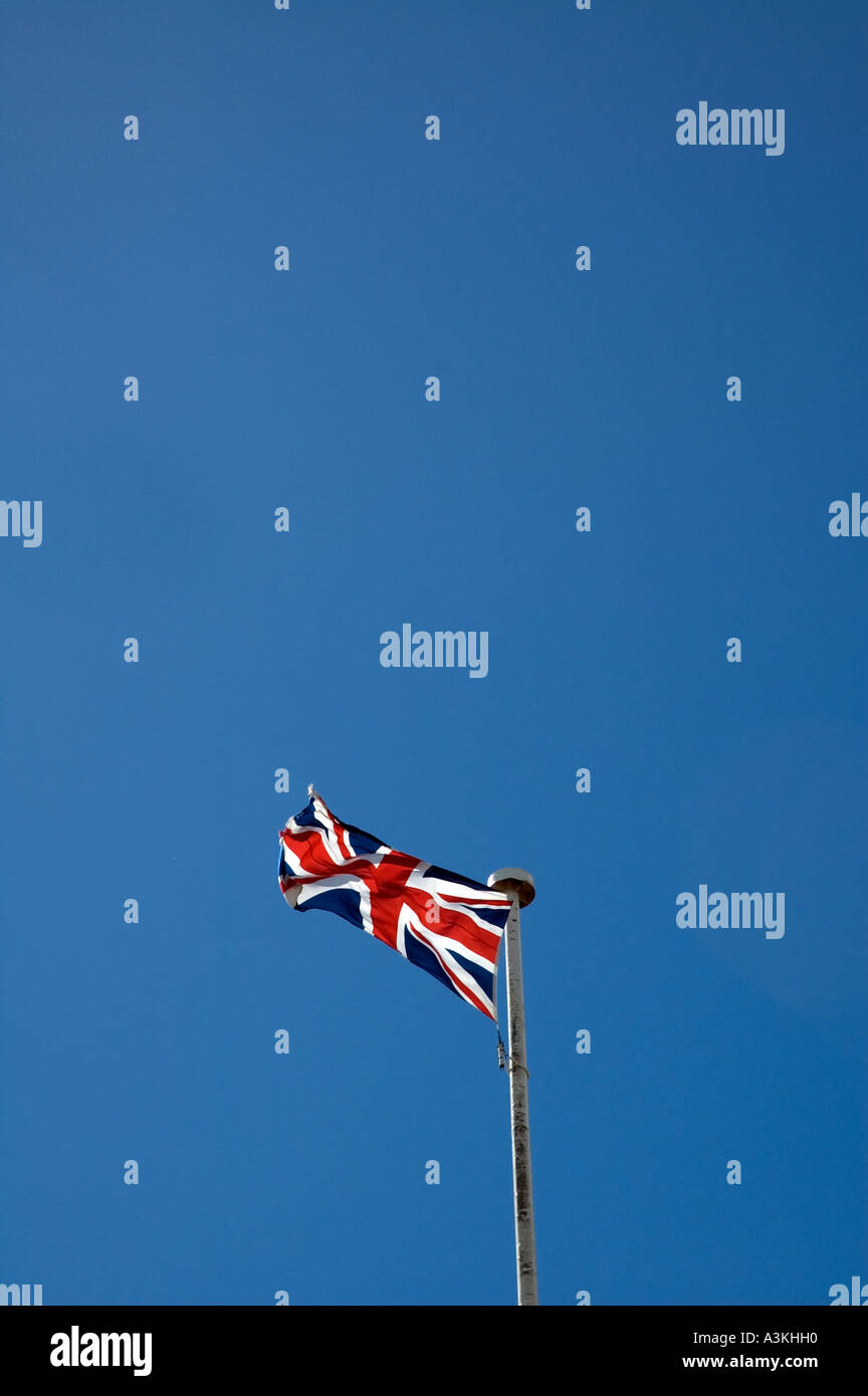 Le drapeau britannique devant un ciel bleu clair Banque D'Images