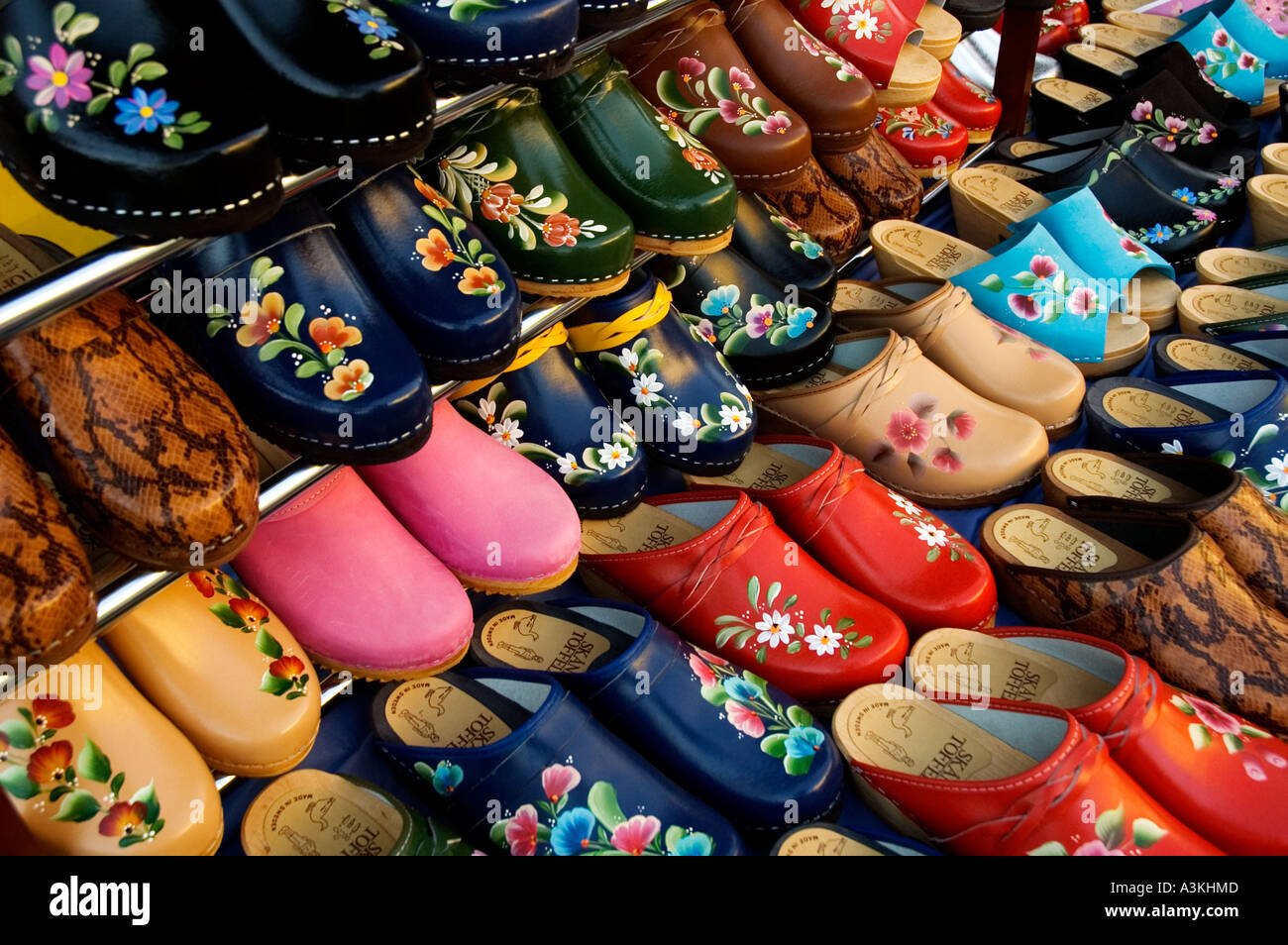 Close up de plusieurs rangées de paires de sabots cuir colorés avec des  semelles en bois fabriqué en Suède Photo Stock - Alamy