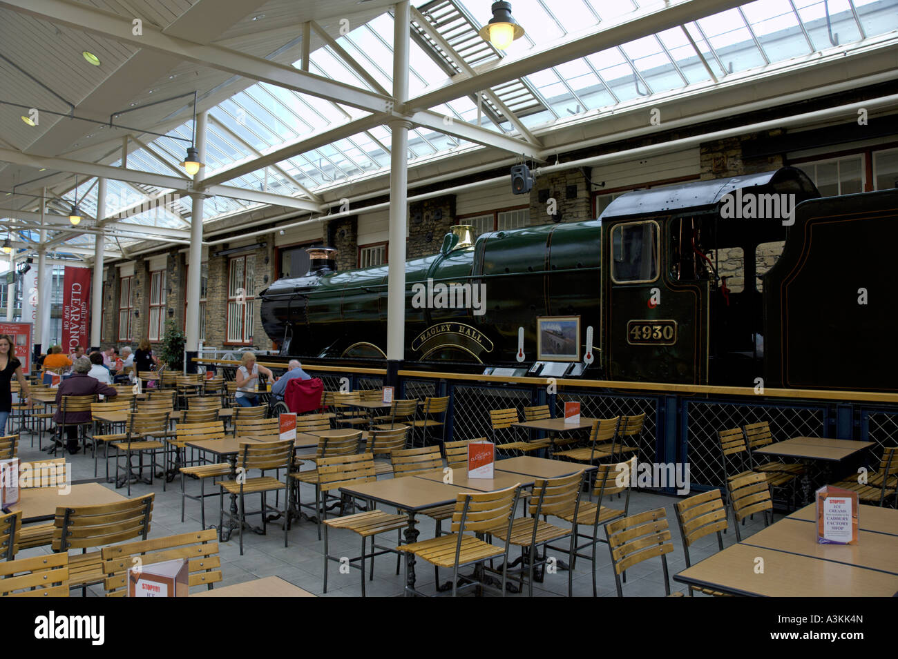 Locomotive historique dans Food Hall McCarthur Glen Designer Outlet Swindon Swindon Angleterre Bâtiments victorien restauré Banque D'Images