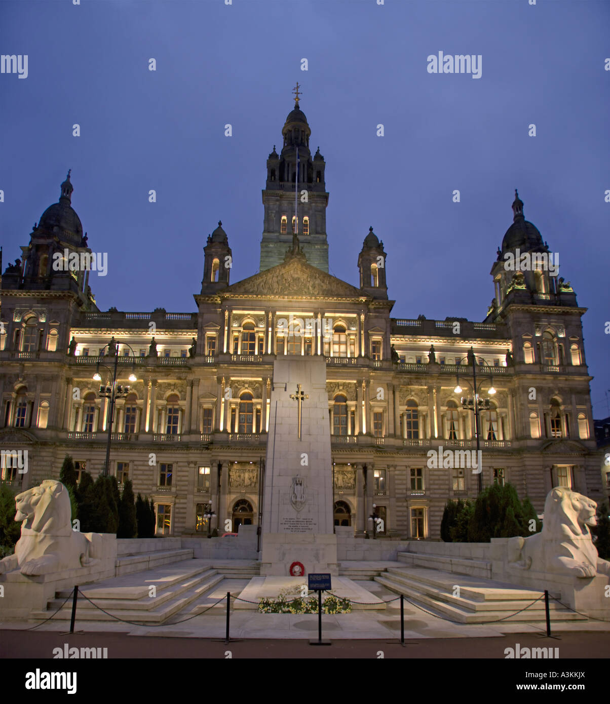 STITCH Glasgow City Chambers et monument aux morts la nuit George Square Glasgow Ecosse Noël Banque D'Images