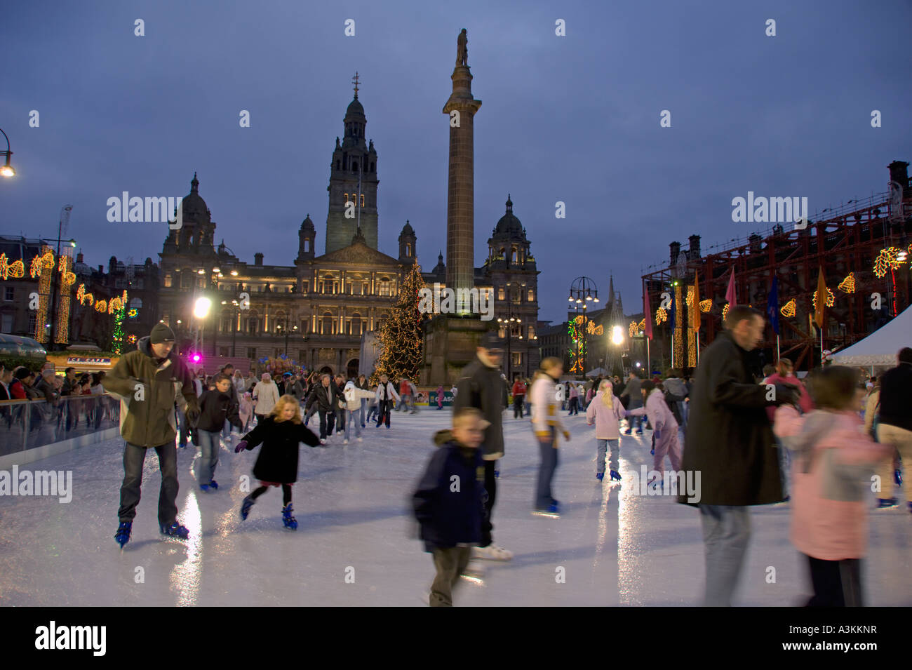 Skating à George Square Central Glasgow City Chambers à Noël arrière Strathclyde en Écosse Banque D'Images