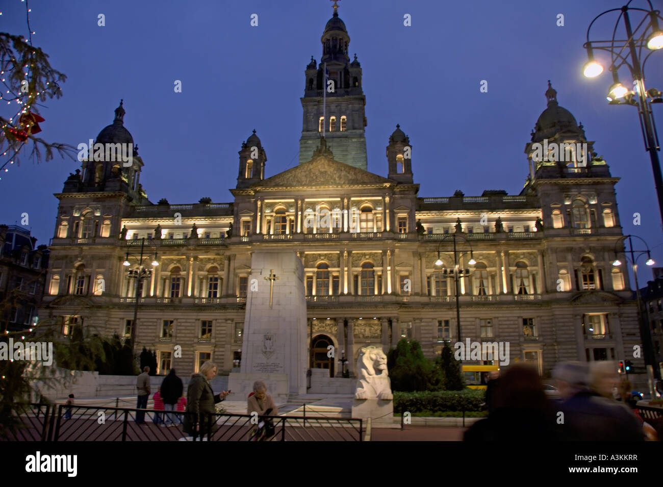 Glasgow City Chambers et monument aux morts la nuit George Square Glasgow Central Scotland Strathclyde Noël Banque D'Images