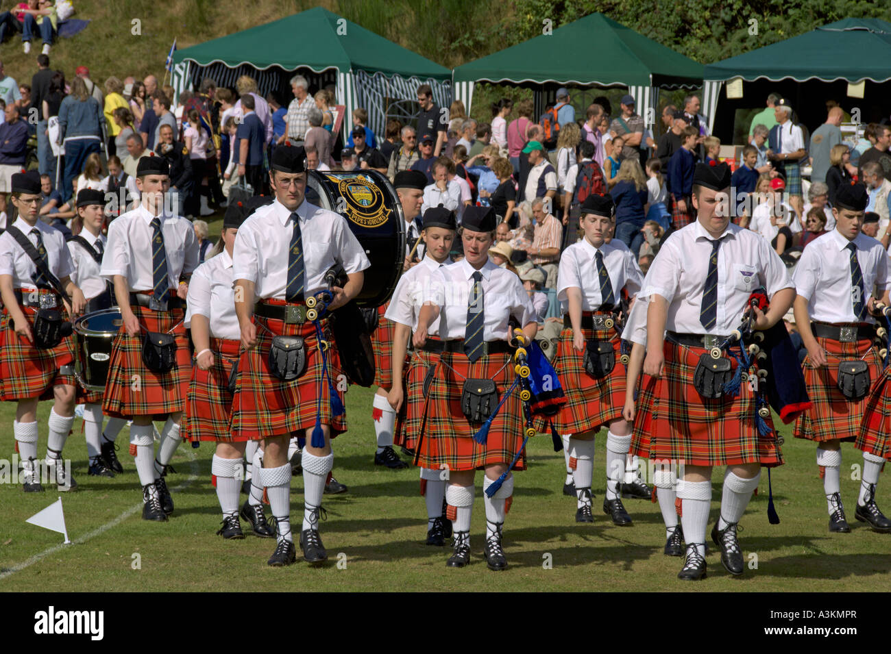 Les cornemuseurs de la compétition à Pitlochry Perthshire Scotland Highland Games Banque D'Images