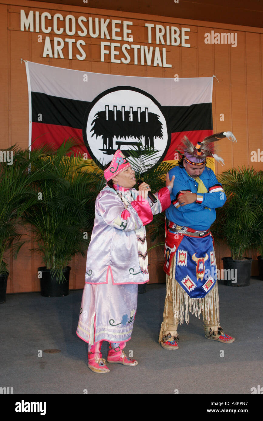 Miami Florida,Everglades,Miccosukee Seminole Tribe Arts  Festival,festivals,célébration,foire,réservation,drapeau tribal,femme  autochtone,conteur d'homme,scène Photo Stock - Alamy