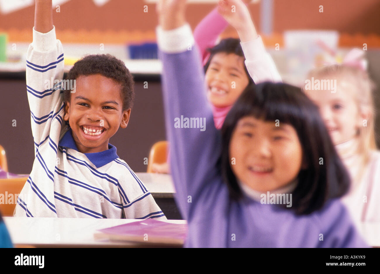 Sensibiliser les élèves à l'école primaire classe mains Banque D'Images