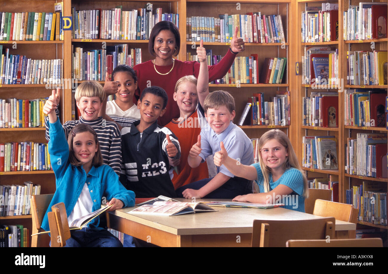 Portrait de bibliothécaire et les étudiants dans la bibliothèque de l'école intermédiaire Banque D'Images