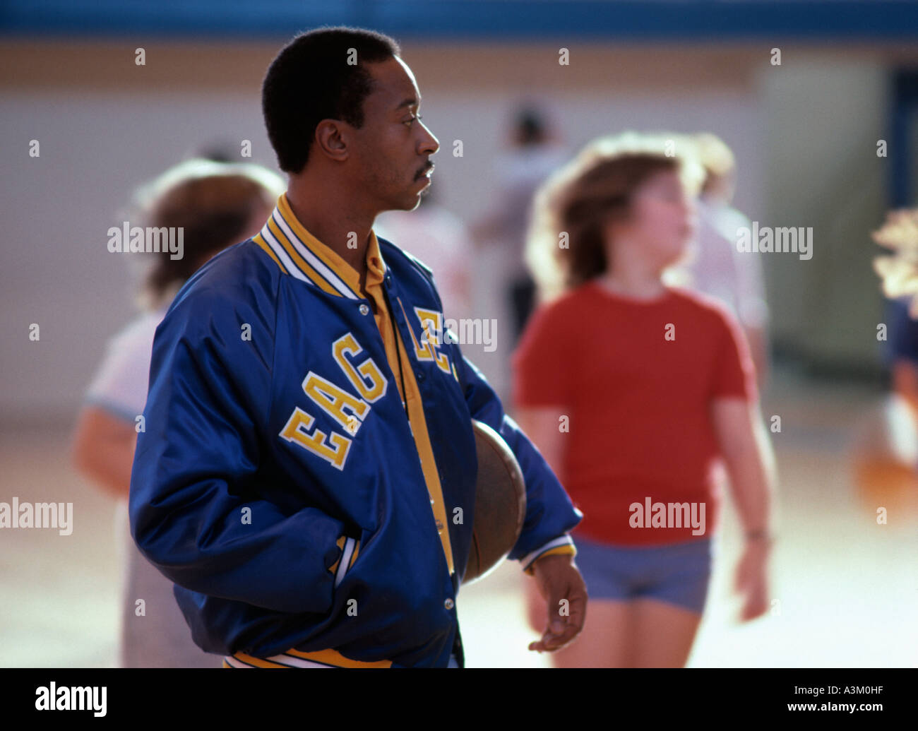 African American Education physique enseigner en salle de sport Banque D'Images