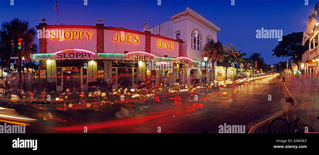 Les flux d'excitation crépuscule historique passé sloppy joe s Bar sur Duval Street Key West Florida Banque D'Images