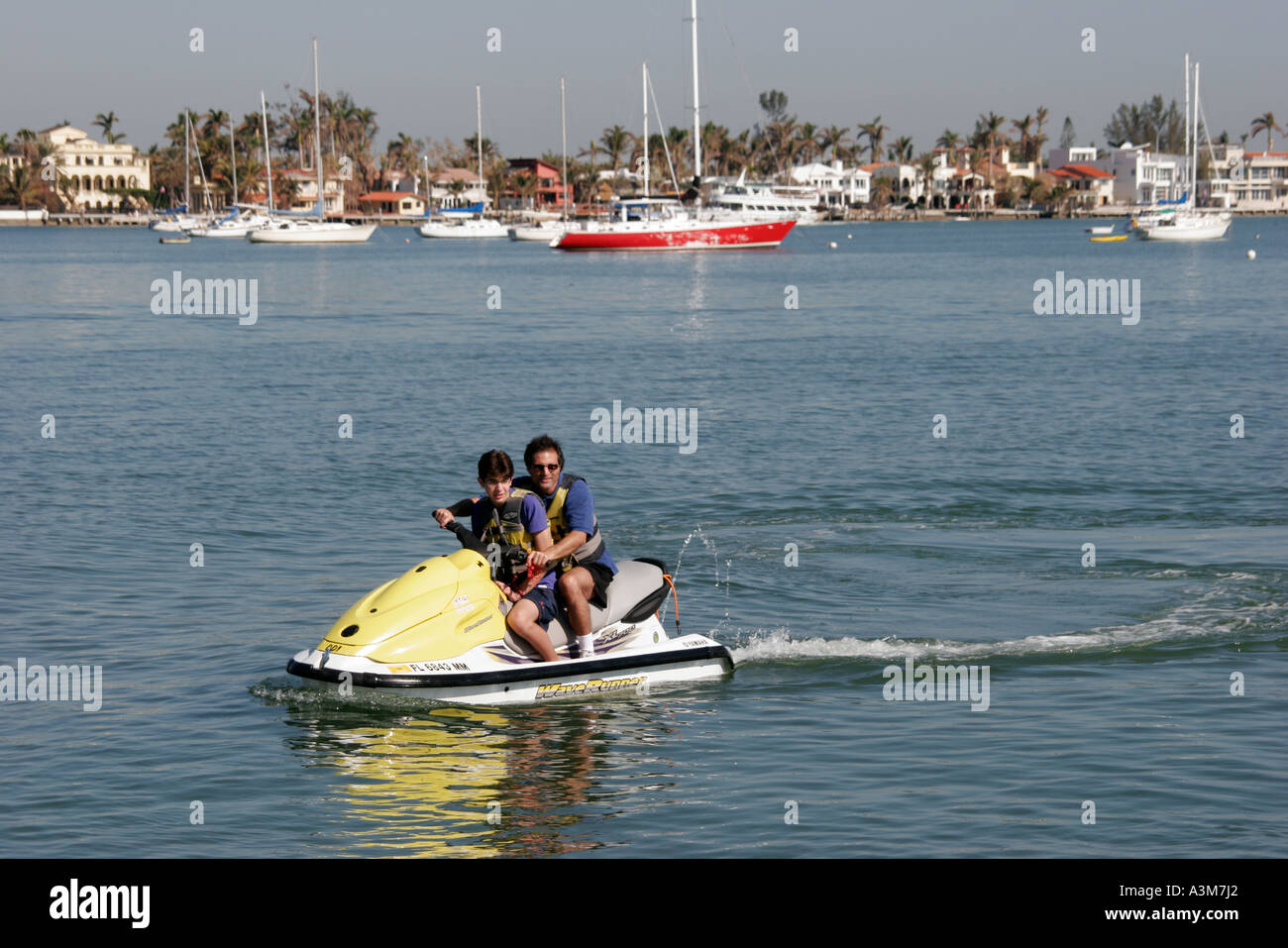 Miami Floride, Biscayne Bay eau, jet ski, location de motomarines, père papa, parents parents, fils, San Marcos Island, maisons, yachts, les visiteurs voyage excursion Banque D'Images