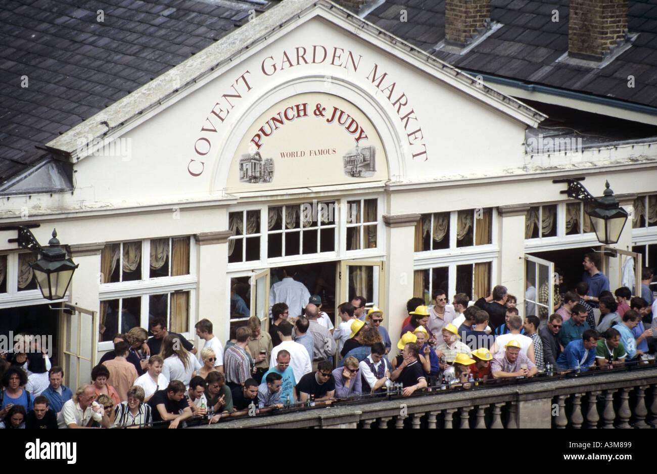 Covent Garden Market Punch & Judy pub vue rapprochée de foule vu de dessus à la recherche sur les personnes qui boivent à l'extérieur de monde célèbre balcon London UK Banque D'Images
