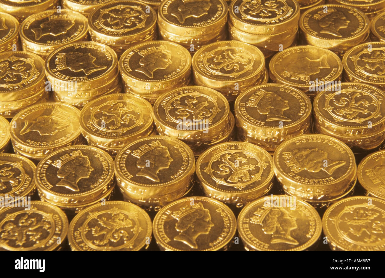 Gros plan sur des piles d'argent britanniques d'une livre sterling Cash coins or éclairage concept image de fond Nest Egg Pile d'économies d'argent piles d'argent Banque D'Images