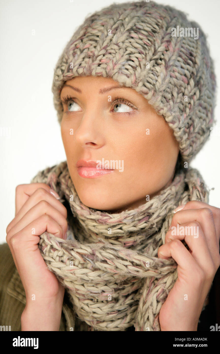 Jeune femme portant chapeau et écharpe en laine Photo Stock - Alamy