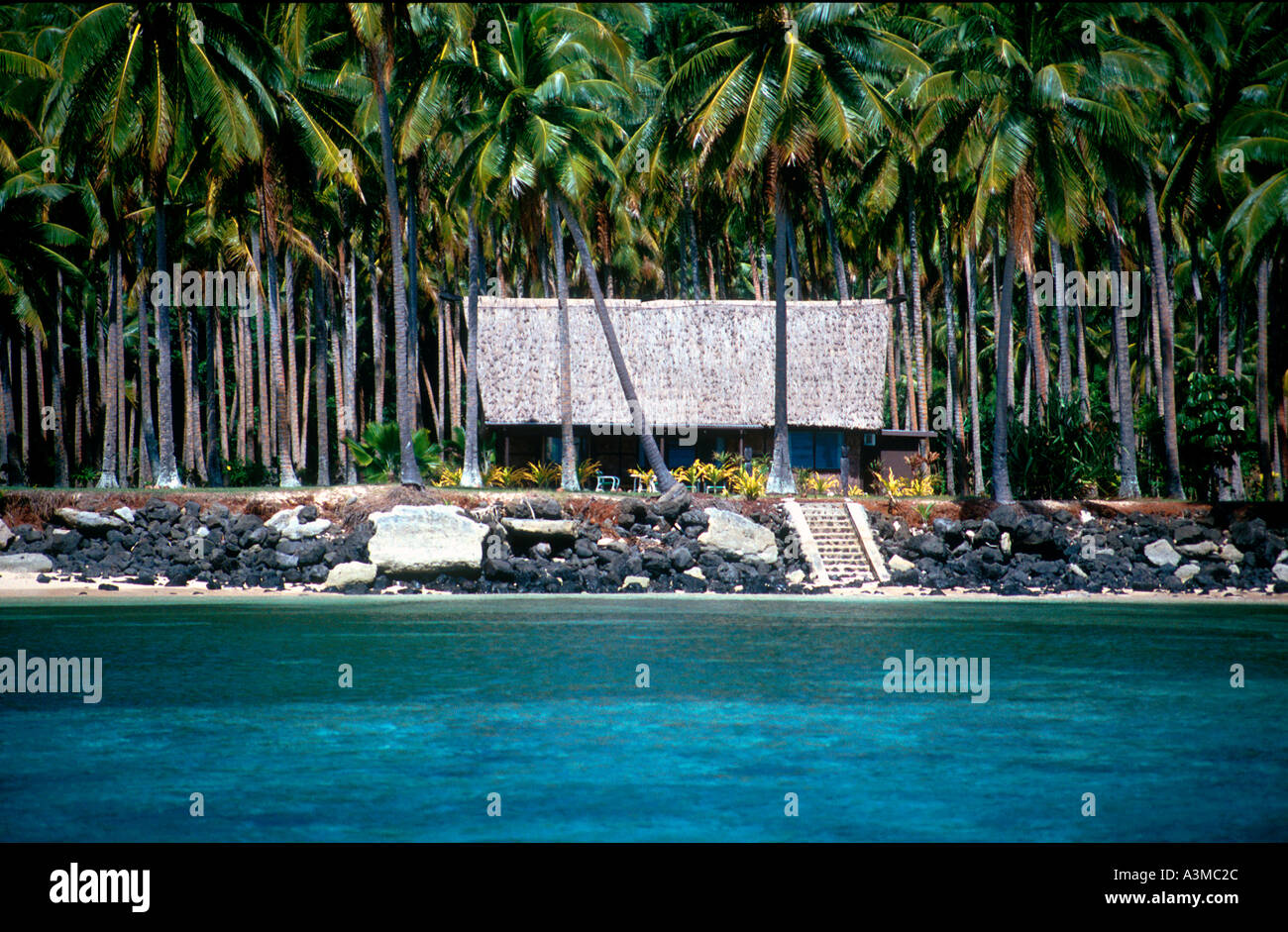 Bungalow en plantation de cocotiers sur l'île privée Laucala Fidji maintenant un complexe haut de gamme Banque D'Images