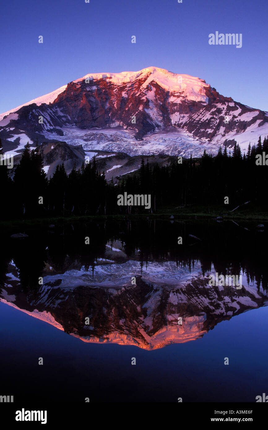 Lever du soleil sur le Mt Rainier reflétée dans un tarn au-dessus de Mystic Lake Washington Mount Rainier National Park Banque D'Images