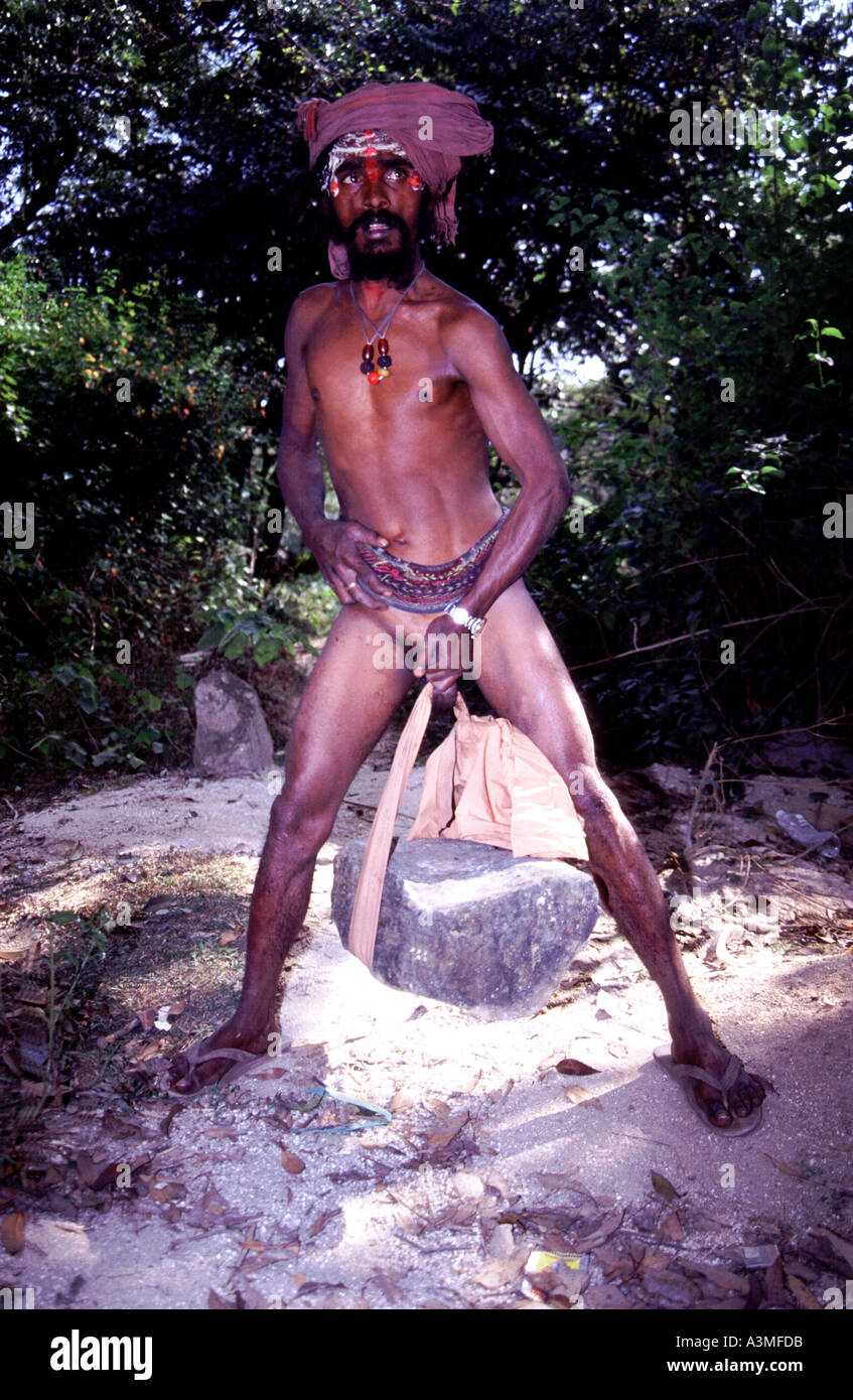 Levée énorme rocher avec pénis. Kumbh Mela. Hardwar. Sadhus en Inde. Banque D'Images
