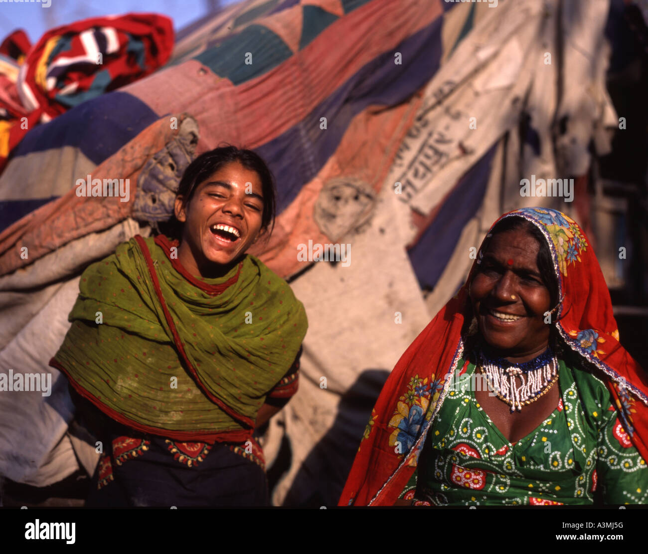 Mère et fille de divertissement familial, troupe d'tent dwellers Rajhastan Inde Banque D'Images