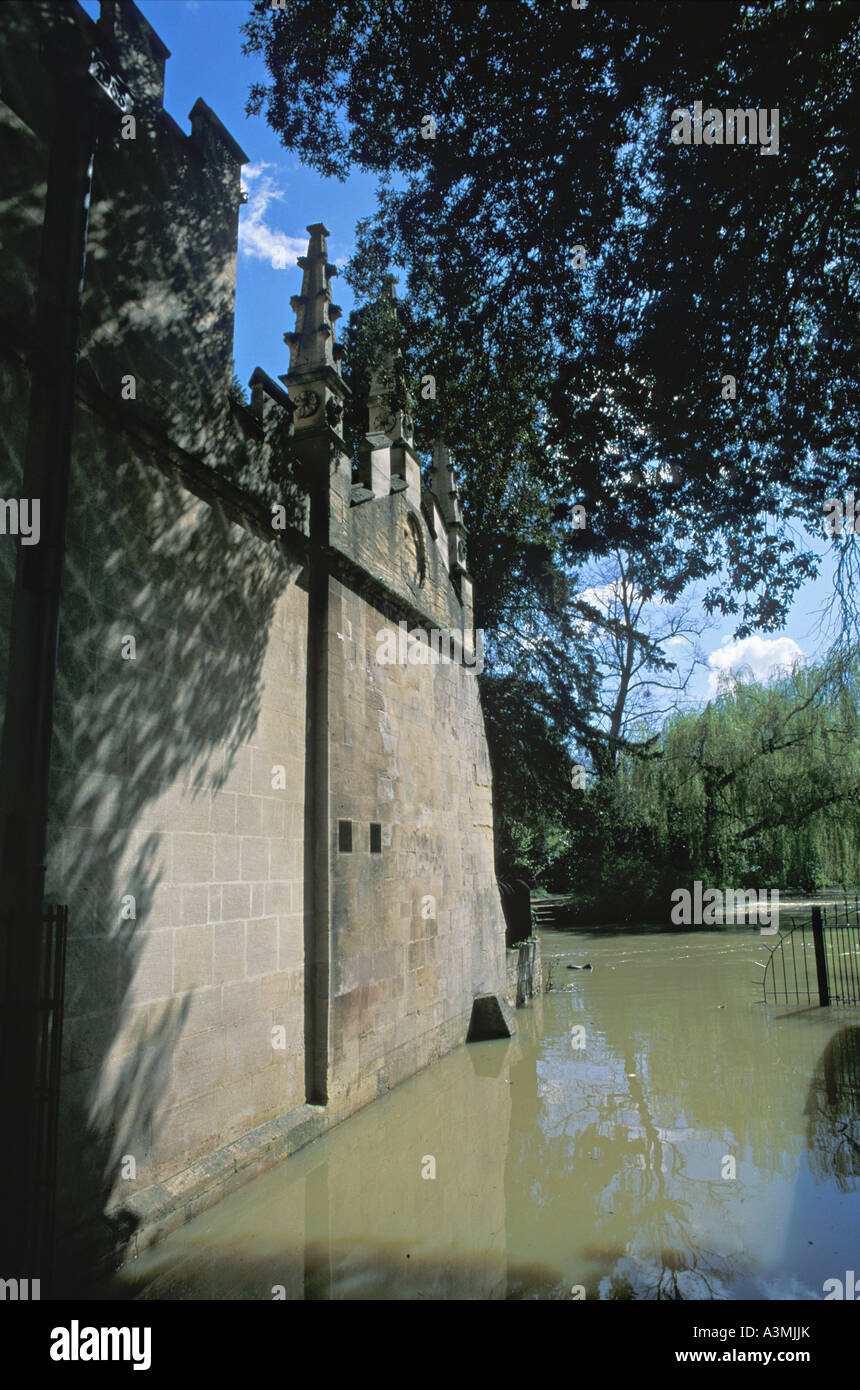 Inondation de la rivière Cherwell dans Magdalen College Oxford UK Banque D'Images