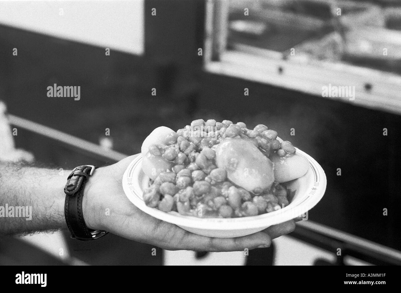 Assiette de pâté et de pois avec des pommes de terre à Glastonbury Festival dans le sud-ouest de l'Angleterre Banque D'Images