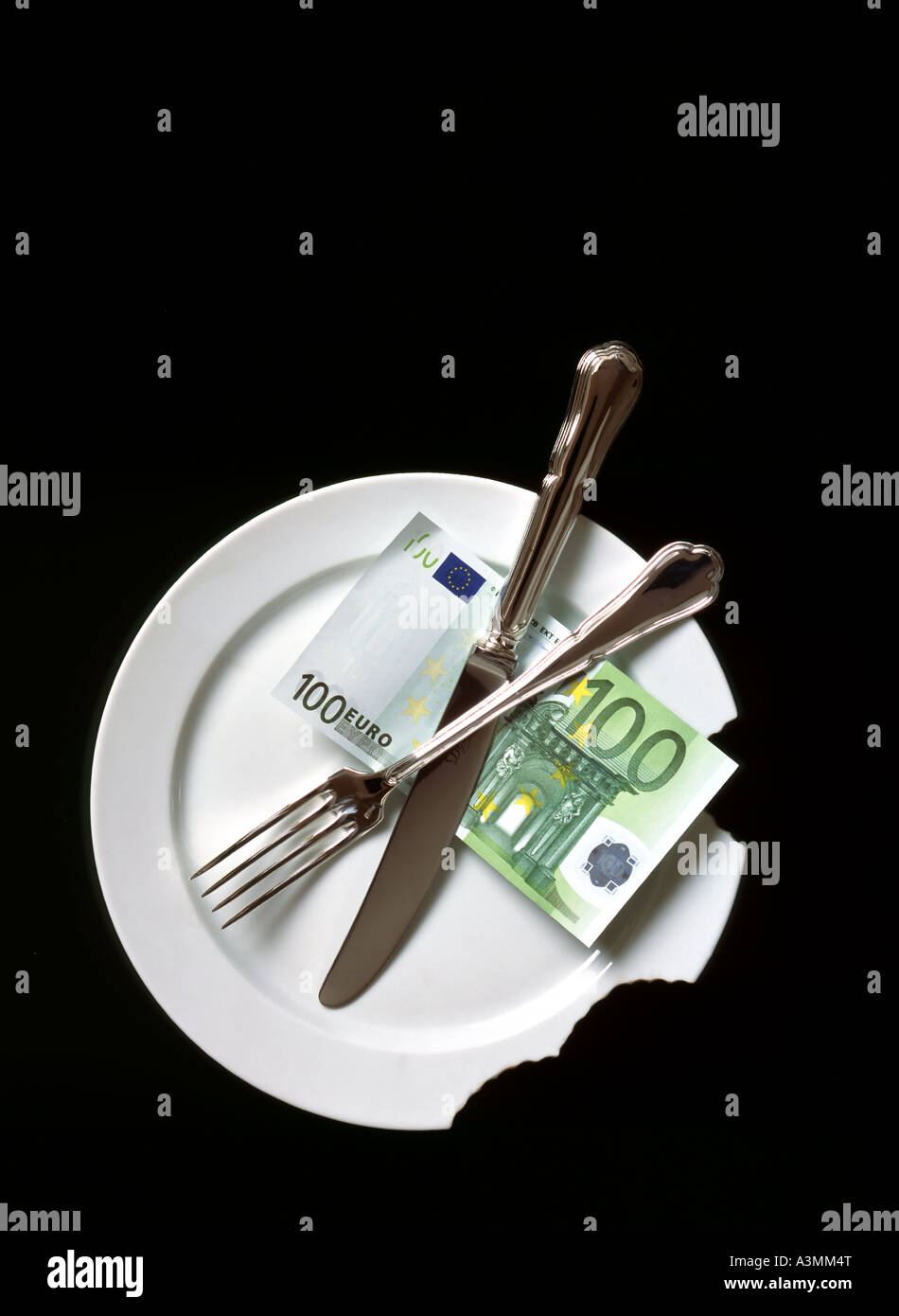 Plaque blanche avec des morsures et des couverts et 100 EUROS Banque D'Images
