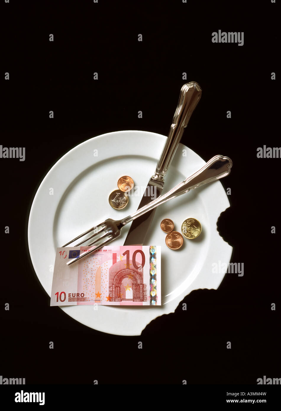 ASSIETTE BLANCHE AVEC MORSURES HUMAINES, COUVERTS, BILLET DE 10 EUROS ET PIÈCES Banque D'Images