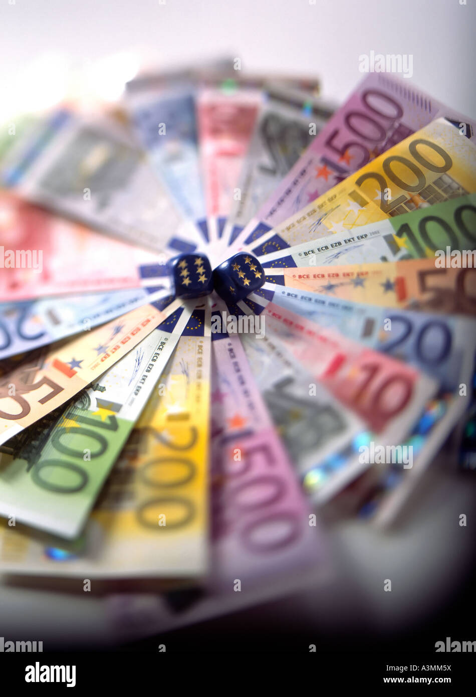 Cercle AVEC LES BILLETS ET LES DÉS D'EUROPE Banque D'Images