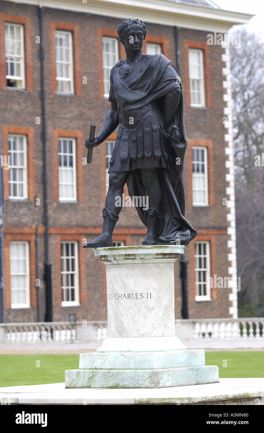 Statue à l'extérieur du Royal Hospital Chelsea London la plinthe lit Charles II Banque D'Images