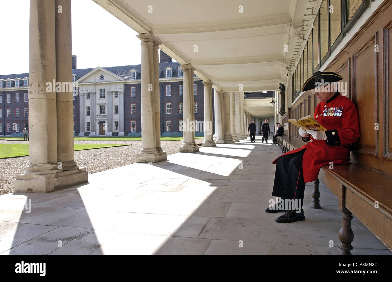 Assis à l'extérieur du pensionné Chelsea Royal Hospital Chelsea Londres Banque D'Images