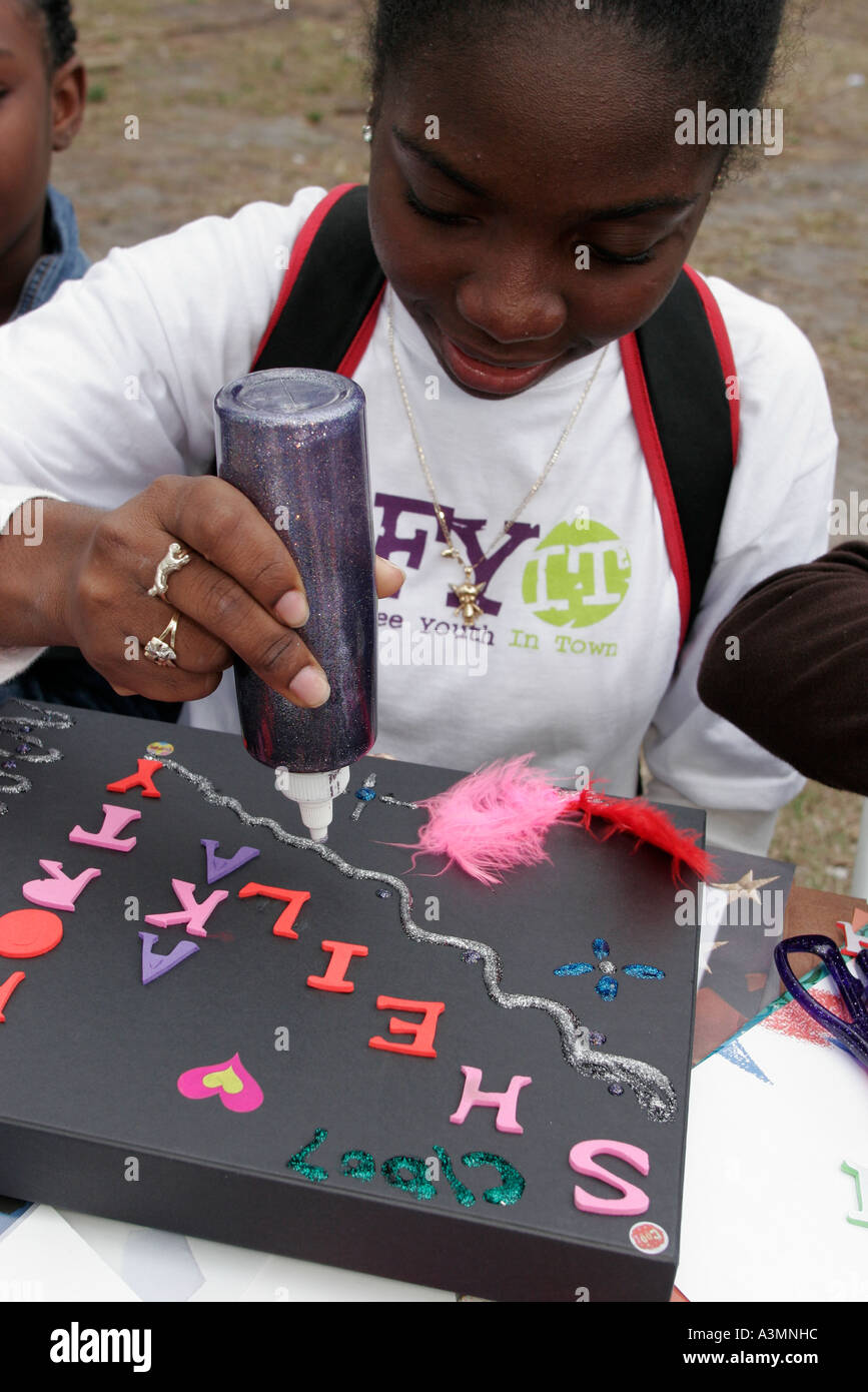 Miami Florida,Hialeah,Amelia Earhardt Park,Drug Free Youth in Town DFYIT club,anti-addiction programme organisation à but non lucratif, familles de parents par Banque D'Images