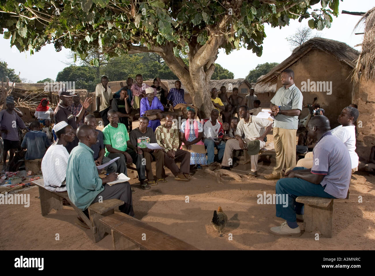 Les villageois dans le Nord du Ghana rencontre pour discuter des préoccupations de conservation et d'environnement au sein de la communauté villageoise. Banque D'Images