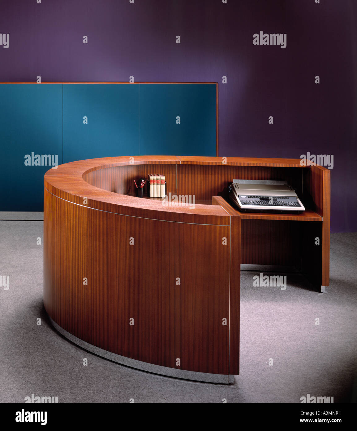 Bois Semi Circulaire Secretaire Receptionniste Reception En Bois Bureau D Affaires Salon Machine A Ecrire Electrique Photo Stock Alamy