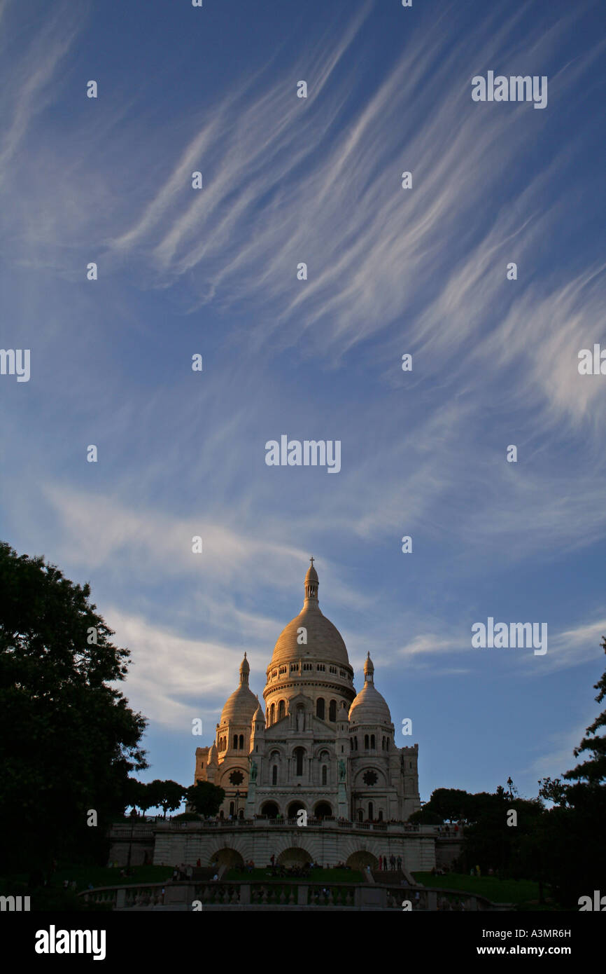 Le sacré cœur au coucher du soleil avec des nuages format portrait paris france Banque D'Images