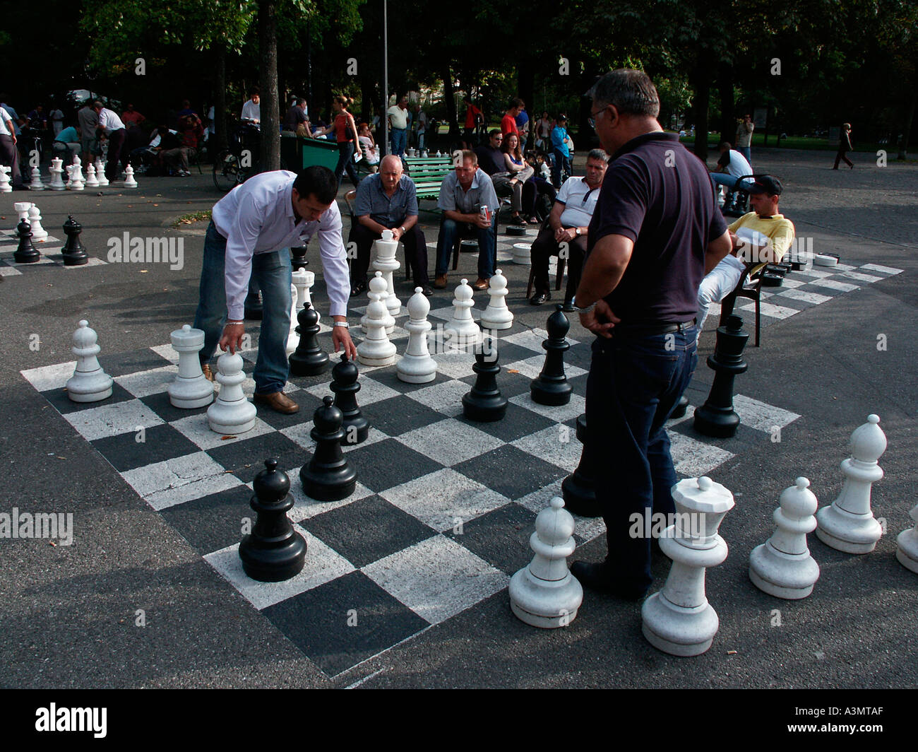 Un groupe d'hommes jouant aux échecs géants dans la Promenade des Bastions à Genève Banque D'Images
