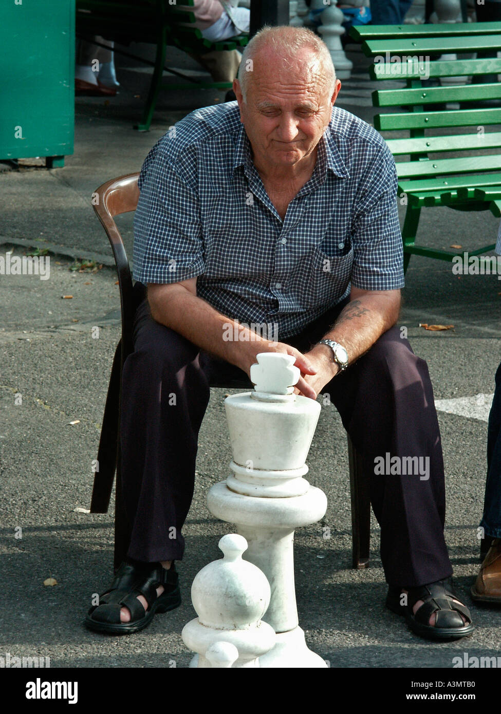 Un homme jouant aux échecs géants dans la Promenade des Bastions à Genève Banque D'Images