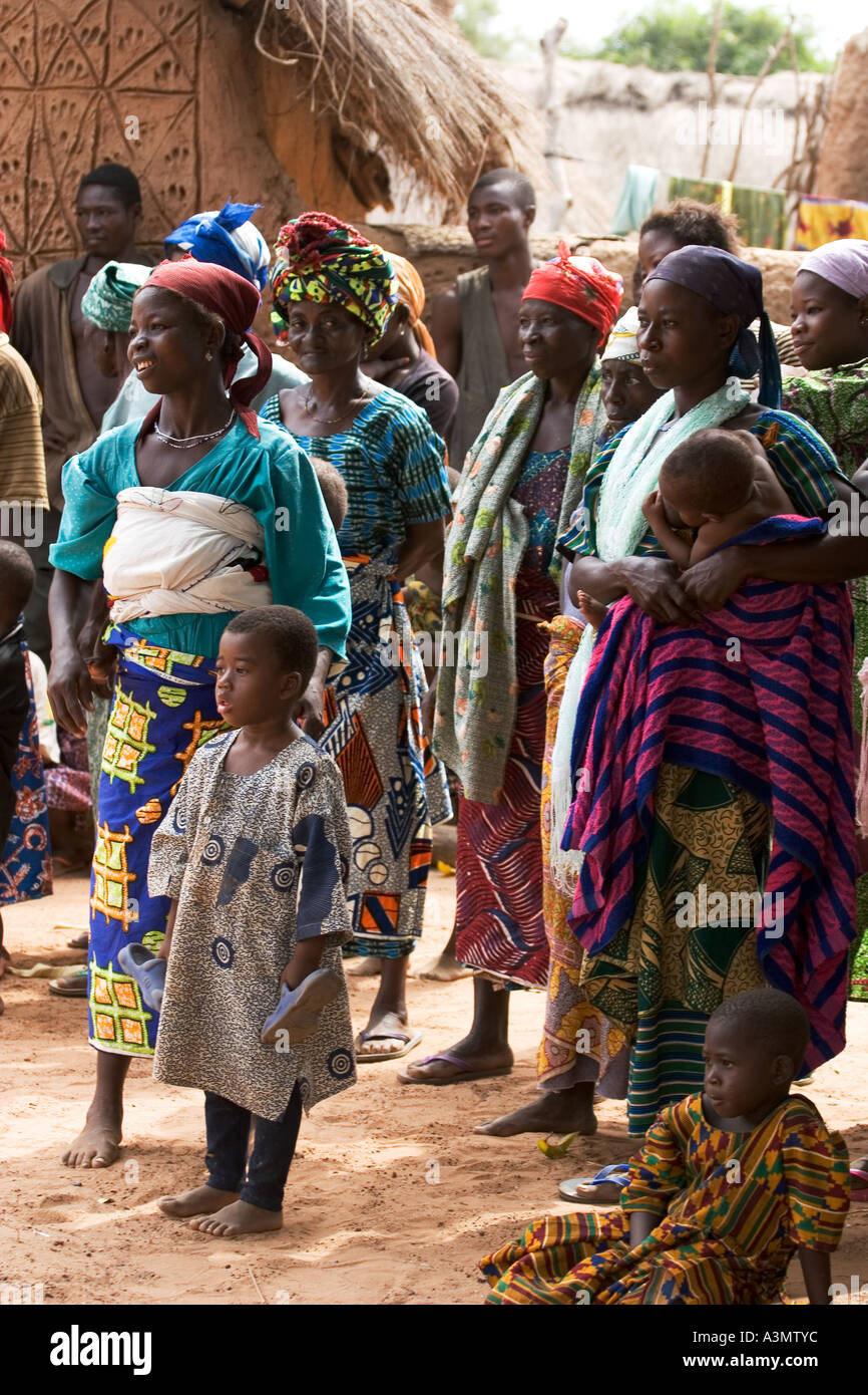 Groupe de villageois dans la région de Mognori de Village, le nord du Ghana, l'Afrique de l'Ouest Banque D'Images