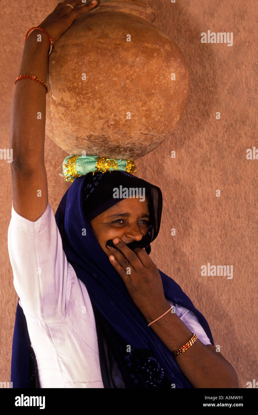 Laughing Woman Balancing Eau Fatehpur Sikri Inde Banque D'Images