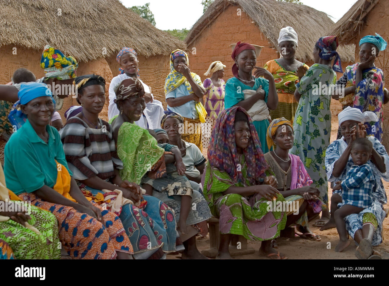Grand groupe de femmes de Mognori de Village, le nord du Ghana, l'Afrique de l'Ouest Banque D'Images