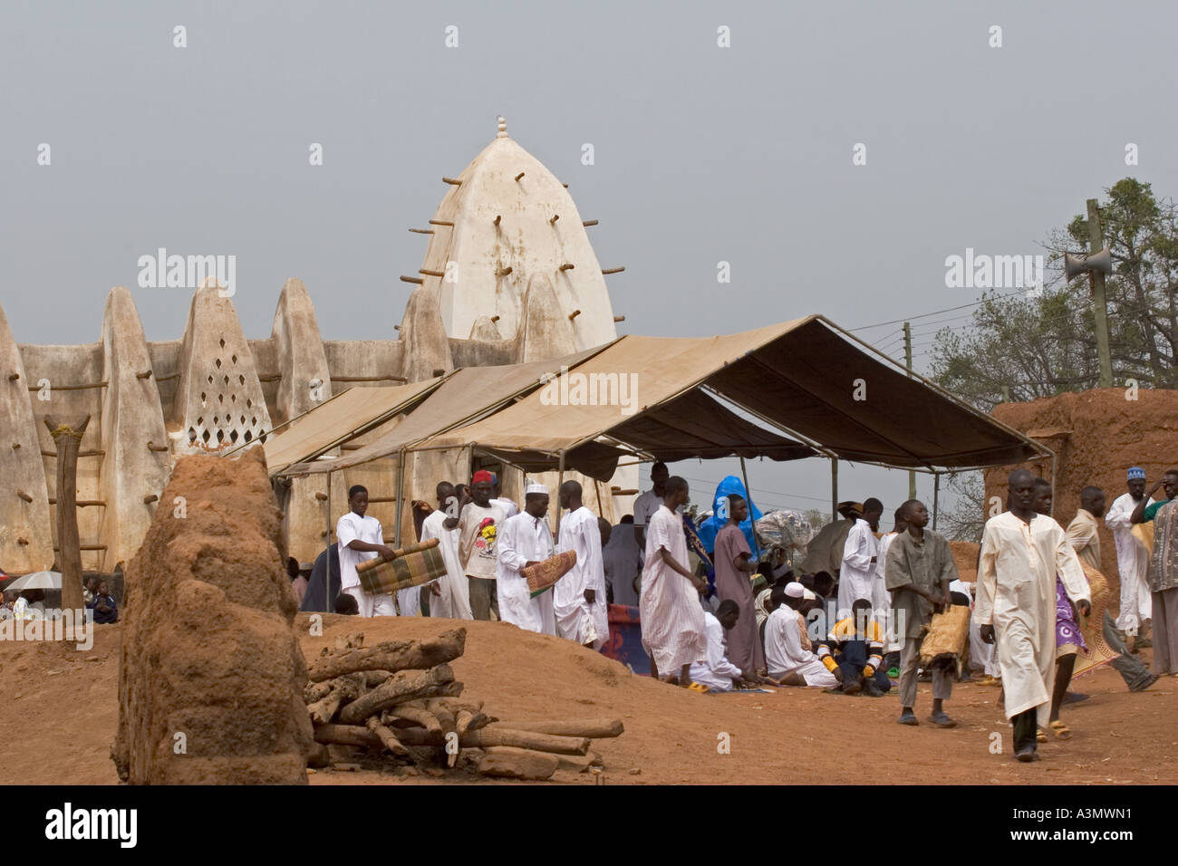 Les fidèles du village de quitter la mosquée après la prière du vendredi Larabanga, Larabanga, dans le Nord du Ghana. Banque D'Images
