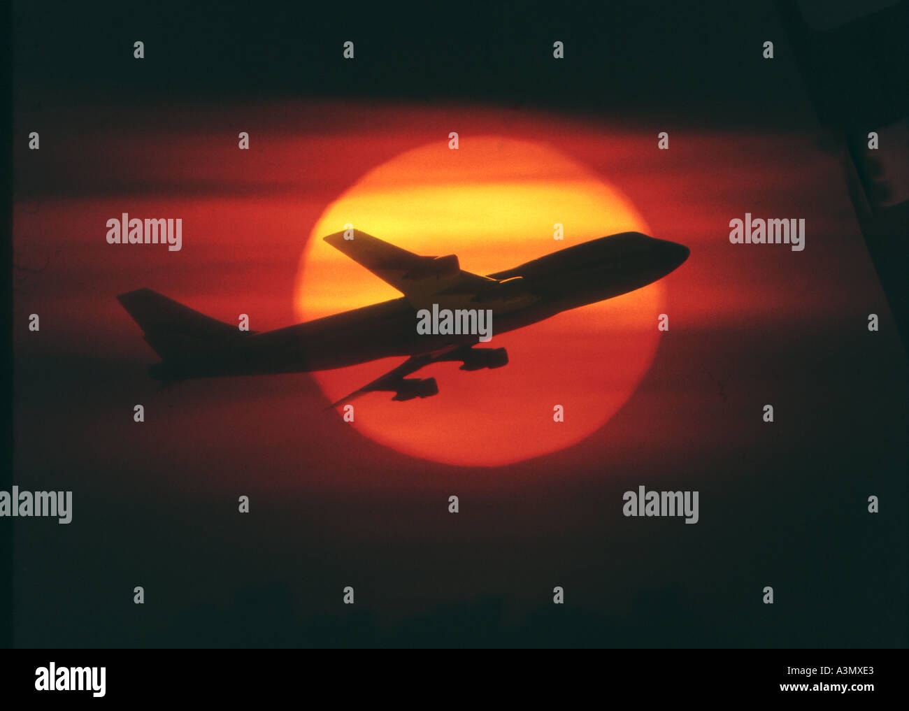 Un Boeing 747 décolle against a sunset Banque D'Images