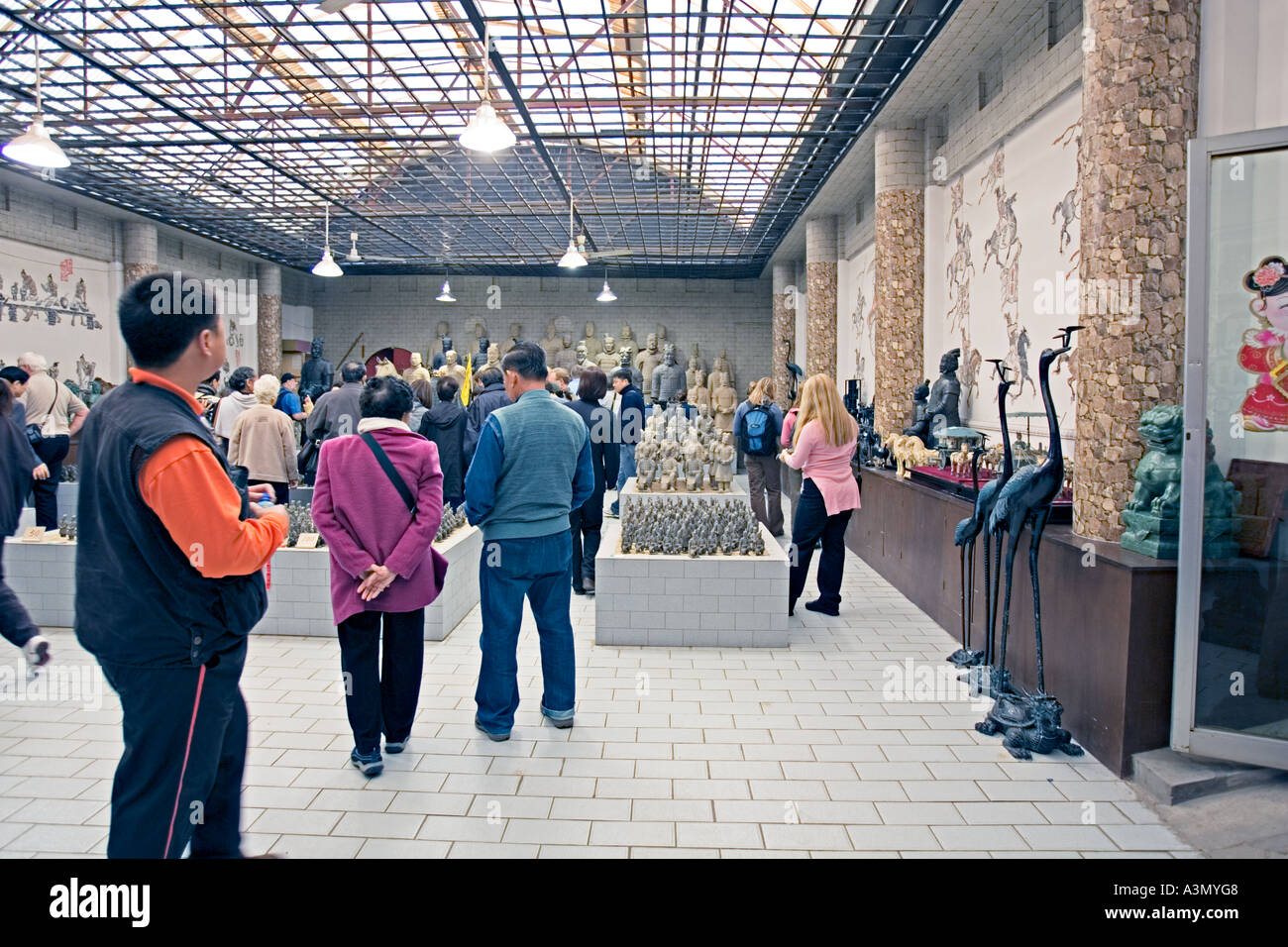 La CHINE XI'AN boutique de souvenirs et de vente d'usine des répliques de statues la trouvé sur le site de l'armée de guerriers de terre cuite Banque D'Images
