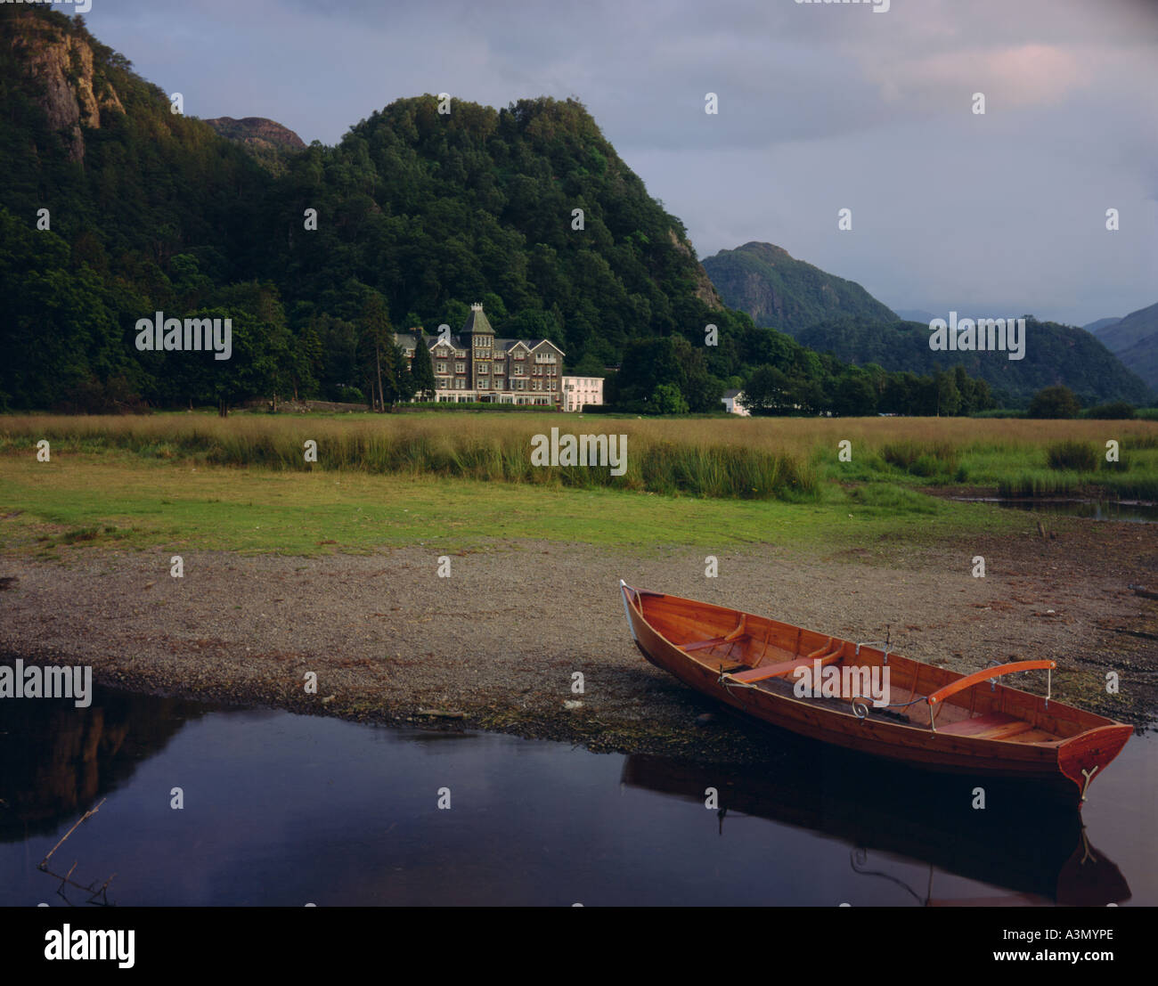 Bateau à l'eau à la rive à Derwent Lodore Falls Hotel. Derwent Water, Parc National de Lake District, Cumbria, Angleterre, Royaume-Uni. Banque D'Images