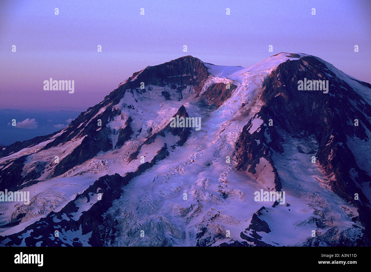 Vue aérienne du Mont Rainier et le Glacier Tahoma au coucher du soleil le Mont Rainier National Park Washington Banque D'Images