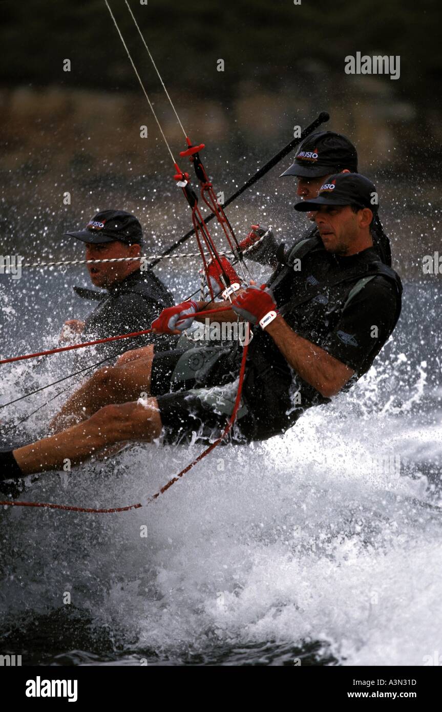 Navigation rapide sur un 18ft skiff en Musto gear Banque D'Images