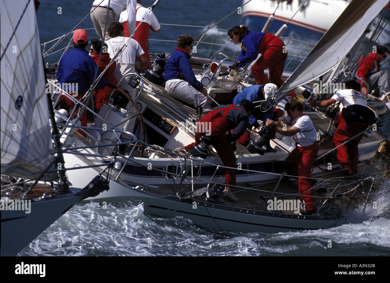 Le travail d'équipe à bord d'un yacht à voile à la course dans une régate  Photo Stock - Alamy