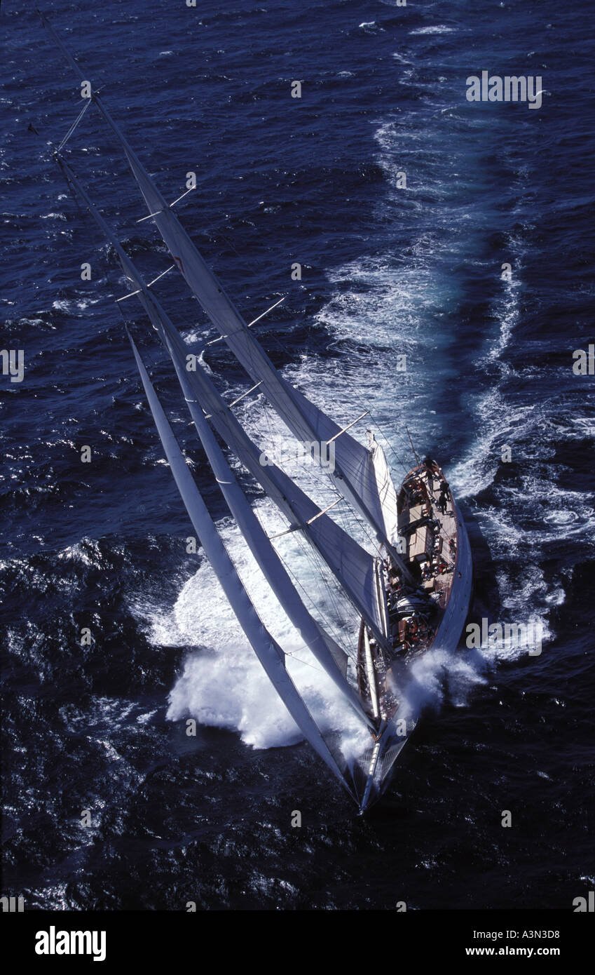 Grand voile goélette classique de luxe de vent dans une mer Banque D'Images