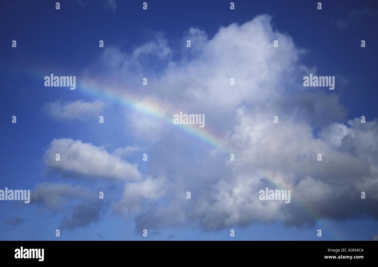 En arc-en-ciel nuages dans le bleu de ciel d'été Banque D'Images
