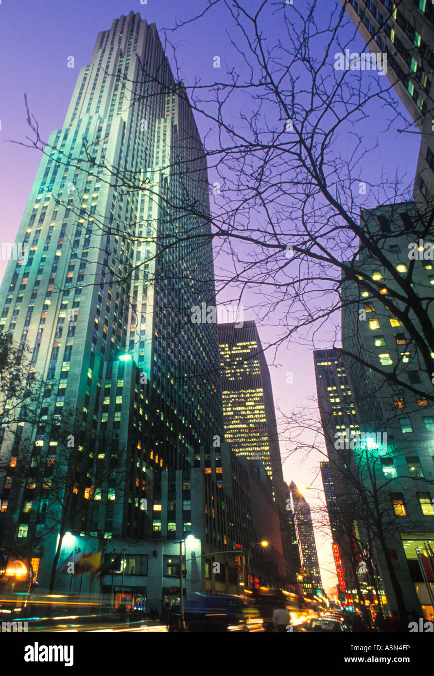 USA New York City New York City Manhattan Fifth Avenue Bâtiment Comcast au crépuscule Banque D'Images