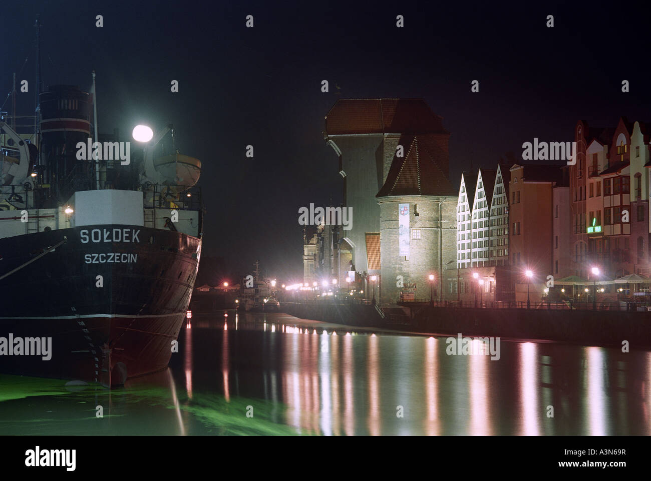 La grande grue et un bateau à vapeur de nuit, Gdansk, Pologne Banque D'Images