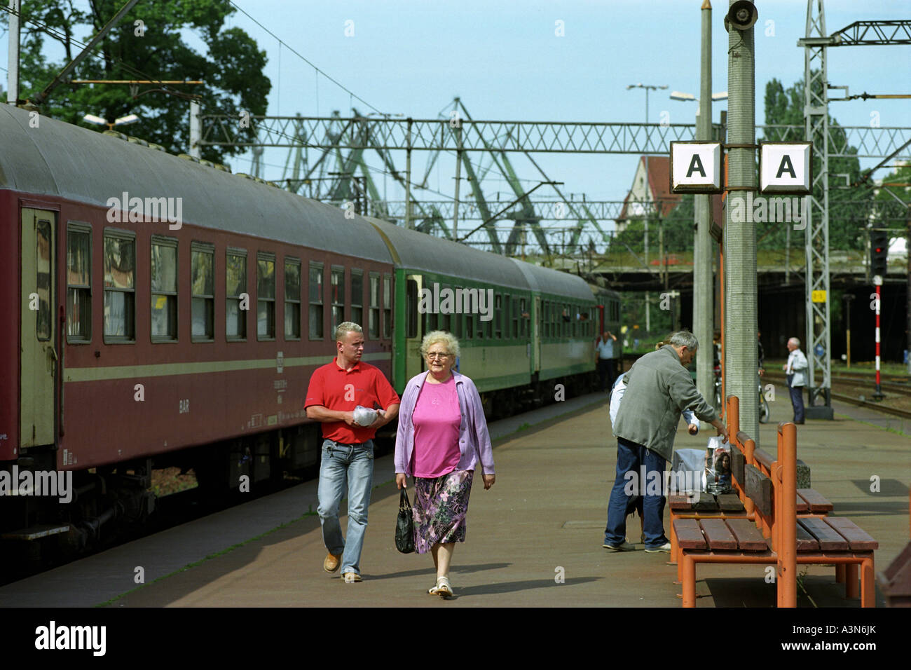 Un train longue distance à la gare centrale de Gdansk, Pologne Banque D'Images