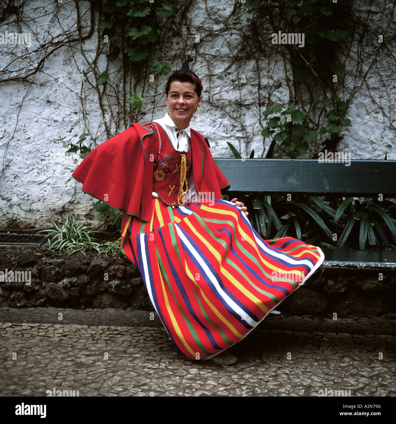 Jeune femme avec costume traditionnel de Madère l'île de Madère, Portugal  EUROPE Photo Stock - Alamy