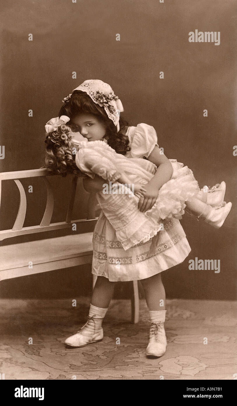 Vintage photo d'une petite fille holding big doll Banque D'Images